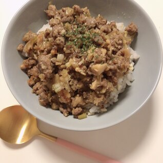 ご飯がどんどんすすむ！味噌そぼろ丼♡